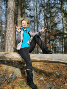 Mentaltrainerin Claudia Ebner beim Waldbaden